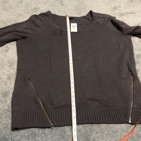 Torrid 3 NWT long sleeve grey distressed tunic with zipper detail on front - Picture 4 of 5
